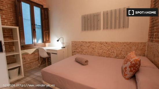 Se alquila habitación en piso de 4 dormitorios en Barcelona - BARCELONA
