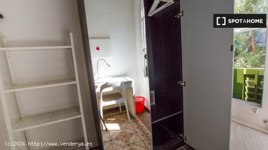 Alquiler de habitaciones en piso de 4 habitaciones en Camp D'En Grassot I Gràcia Nova - BARCELONA