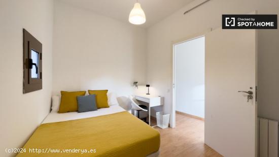 Se alquila habitación en piso de 7 habitaciones en el Raval - BARCELONA