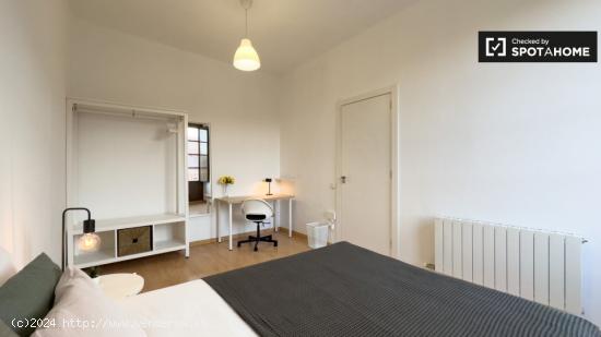 Se alquila habitación en piso de 7 habitaciones en el Raval - BARCELONA