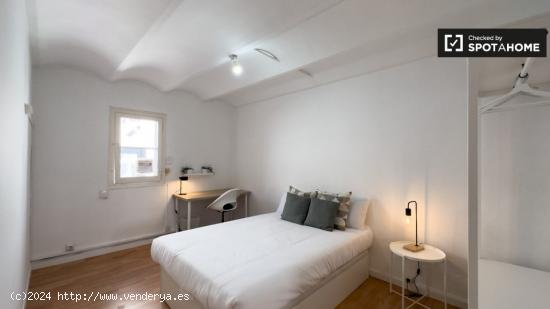 Se alquila habitación en apartamento de 2 dormitorios en Barcelona - BARCELONA