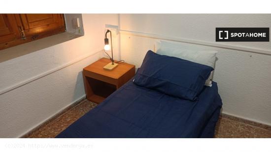 Se alquila habitación en piso de 6 habitaciones en Xàtiva - VALENCIA