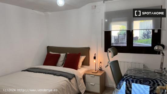 Se alquila habitación en casa de 4 habitaciones en Bellaterra - BARCELONA