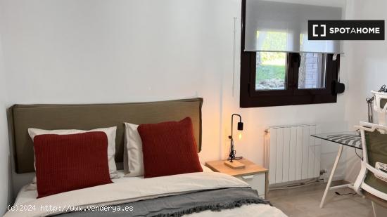 Se alquila habitación en casa de 4 habitaciones en Bellaterra - BARCELONA
