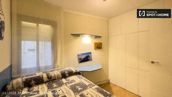 Se alquila habitación en piso de 3 habitaciones en Porta - BARCELONA