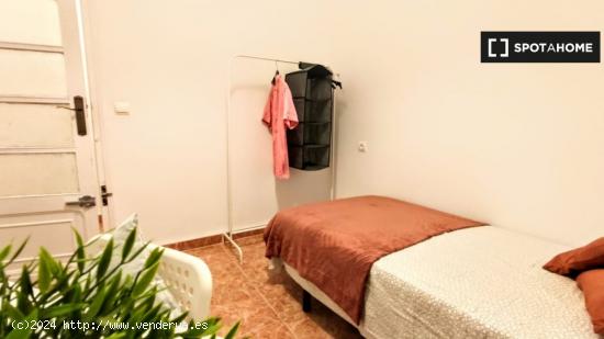 Se alquila habitación en apartamento de 4 habitaciones en Russafa - VALENCIA