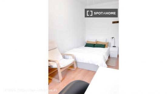 Se alquila habitación en piso de 6 habitaciones en El Raval - BARCELONA