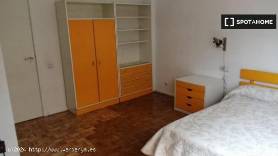 Se alquila habitación en piso de 6 habitaciones en Madrid - MADRID