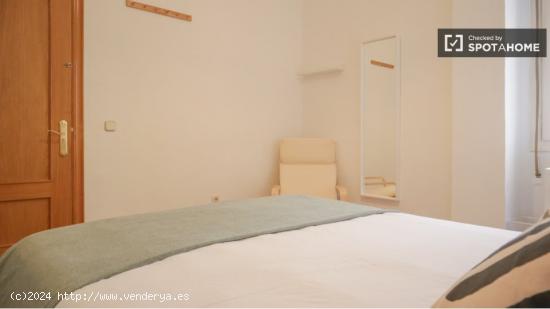 Se alquila habitación en piso de 9 habitaciones en Chamberí - MADRID