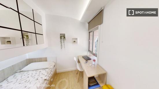 Se alquila habitación en piso de 5 dormitorios en Norte, Granada - GRANADA