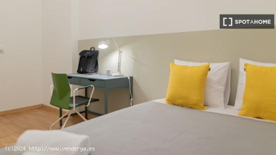 Se alquila habitación en piso de 8 habitaciones en Eixample - BARCELONA
