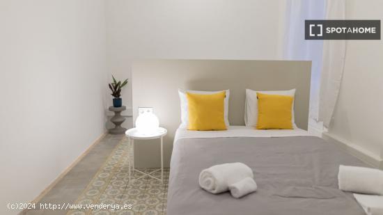 Se alquila habitación en piso de 8 habitaciones en Eixample - BARCELONA