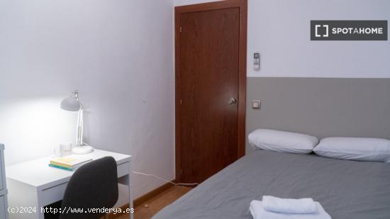 Alquiler de habitaciones en piso de 6 habitaciones en Les Corts - BARCELONA