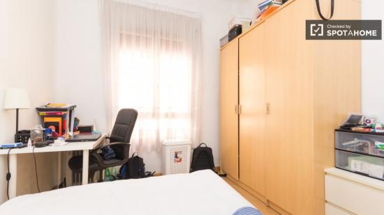 Habitación amueblada con escritorio en piso compartido, Guindalera - MADRID