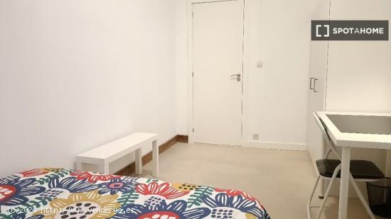 Amplia habitación con llave independiente en apartamento de 12 habitaciones, Sol - MADRID