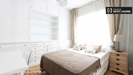 Habitación sofisticada con cómoda en apartamento de 4 dormitorios, Nueva España - MADRID