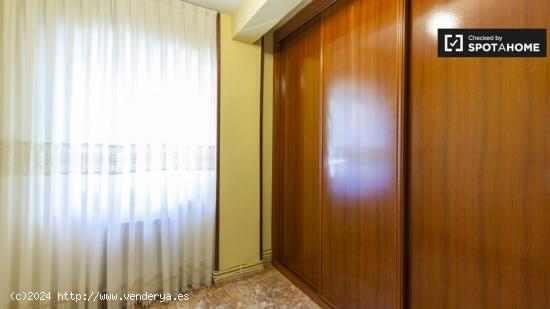 Se alquila habitación amueblada en apartamento de 4 habitaciones en Villaverde - MADRID