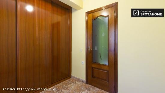 Se alquila habitación amueblada en apartamento de 4 habitaciones en Villaverde - MADRID