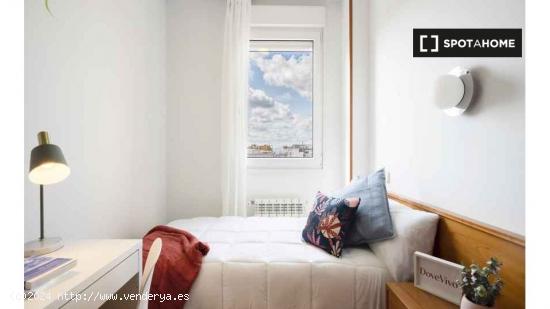 Se alquila habitación en piso de 12 habitaciones en Madrid - MADRID