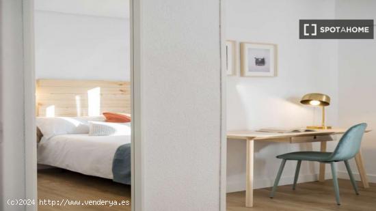 Se alquila habitación en piso de 16 habitaciones en Madrid - MADRID