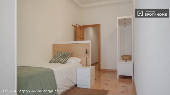 Se alquila habitación en piso de 9 habitaciones en Chamberí - MADRID