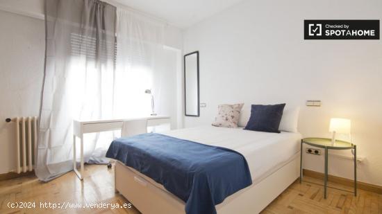 Acogedora habitación en un apartamento de 6 dormitorios en Nueva España, Madrid - MADRID