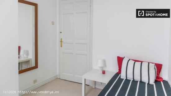 Preciosa habitación en apartamento de 11 habitaciones en Sol, Madrid - MADRID