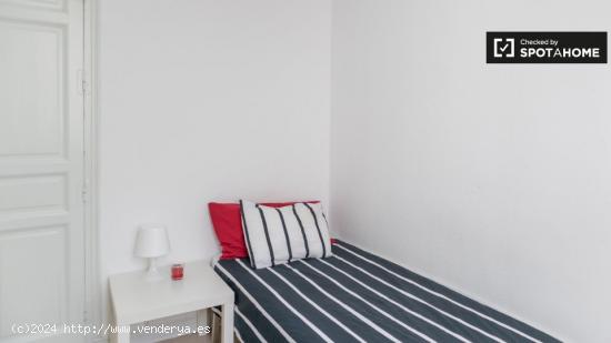 Preciosa habitación en apartamento de 11 habitaciones en Sol, Madrid - MADRID