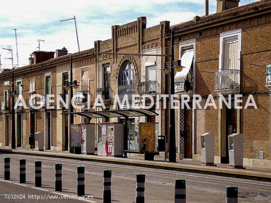 Local Comercial con fachada a tres calles y situado en la calle de La Reina - VALENCIA