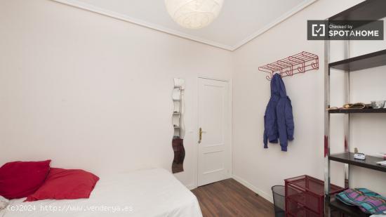 Habitación acogedora con calefacción en piso compartido, Delicias - MADRID