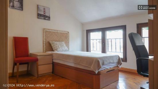  Alquiler de habitaciones en piso de 5 habitaciones en Fuente Del Berro - MADRID 