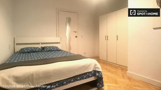 Habitación grande en apartamento de 6 dormitorios en Malasaña - MADRID
