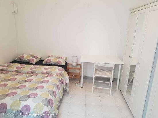  Alquiler de habitaciones en piso de 4 habitaciones en El Camp De L'Arpa Del Clot - BARCELONA 