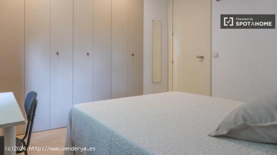 Se alquila habitación en piso de 5 habitaciones en Castilla - MADRID