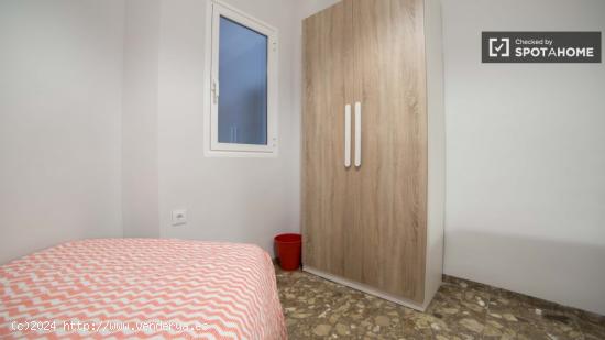 Acogedora habitación con ventana con patio interior en piso compartido, Eixample - VALENCIA