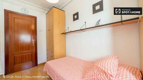 Habitación blanca con armario independiente en piso compartido, El Pla del Real - VALENCIA