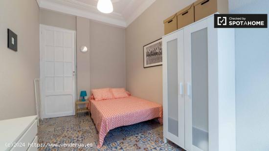 Tranquila habitación con cómoda en piso de 6 habitaciones, Eixample - VALENCIA