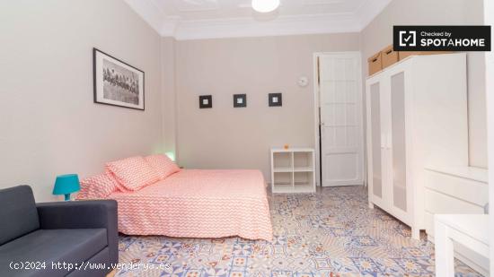 Soleada habitación con escritorio en piso de 6 habitaciones, Eixample - VALENCIA