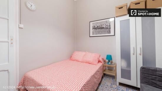 Cómoda habitación con armario independiente en piso de 6 habitaciones, Eixample - VALENCIA