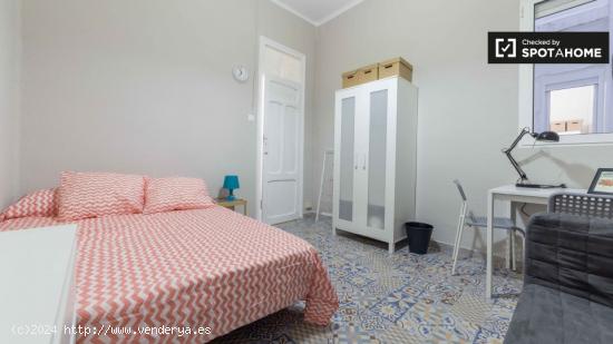Acogedora habitación con cómoda en piso de 6 habitaciones, Eixample - VALENCIA