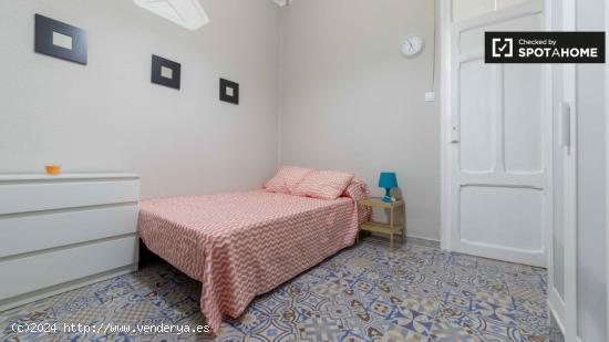Acogedora habitación con cómoda en piso de 6 habitaciones, Eixample - VALENCIA