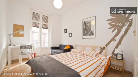 Habitación amueblada con escritorio en apartamento de 5 habitaciones, Quatre Carreres. - VALENCIA