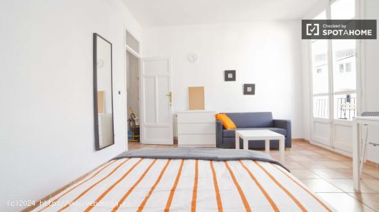Habitación luminosa con armario independiente en el apartamento de 5 dormitorios, Quatre Carreres -