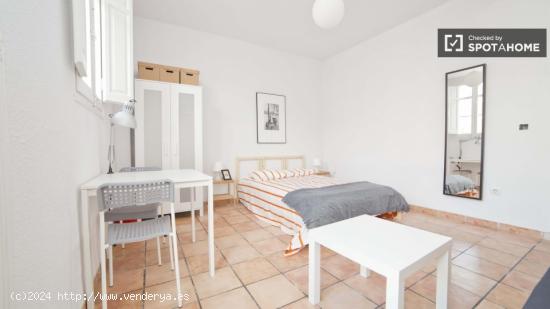 Habitación luminosa con armario independiente en el apartamento de 5 dormitorios, Quatre Carreres -