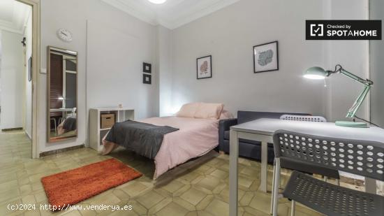 Amplia habitación con armario independiente en piso compartido, Eixample - VALENCIA