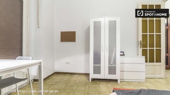 Amplia habitación con armario independiente en piso compartido, Eixample - VALENCIA