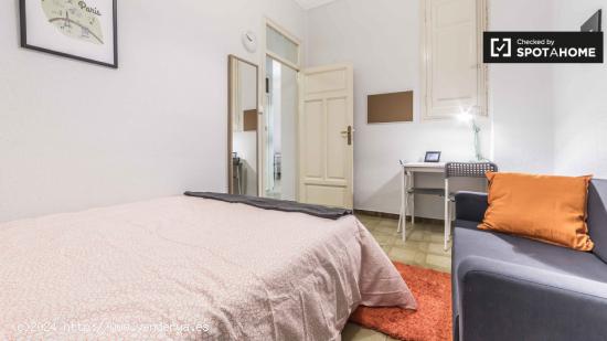 Tranquila habitación con amplio espacio para almacenaje en piso compartido, Eixample - VALENCIA