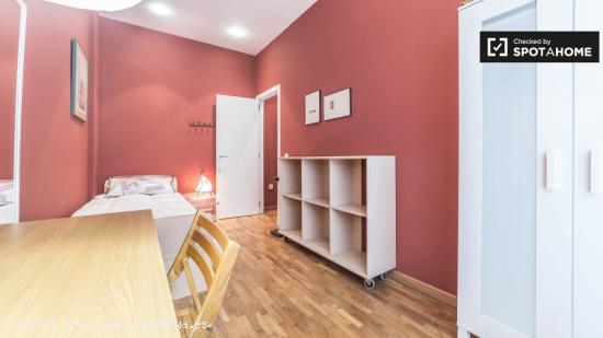Habitación elegante con escritorio en el apartamento compartido, Eixample - VALENCIA