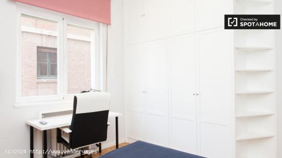 Habitación ideal con tv en apartamento de 7 habitaciones, Malasaña - MADRID