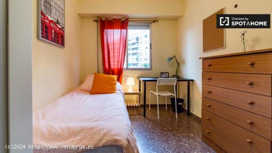 Habitación soleada con ventana con vistas a la calle en un apartamento de 5 dormitorios, Algirós -